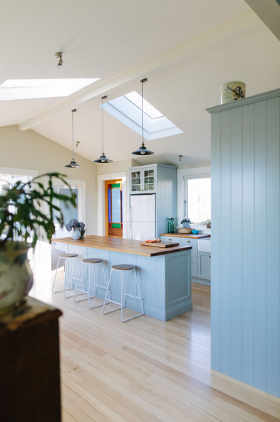 Claire and Dave’s modern beach house brings the ocean indoors