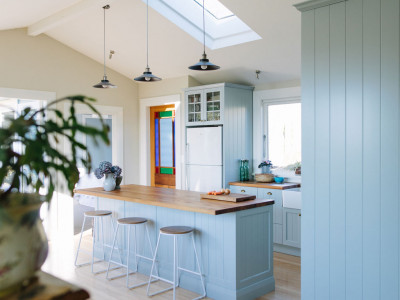 Claire and Dave’s modern beach house brings the ocean indoors