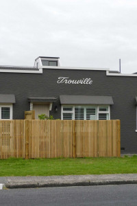 This classic Mt Maunganui Art Deco treasure sparkles with an exotic update