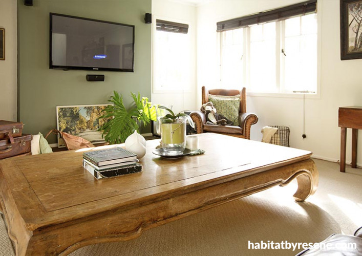 Formal dining room green feature wall
